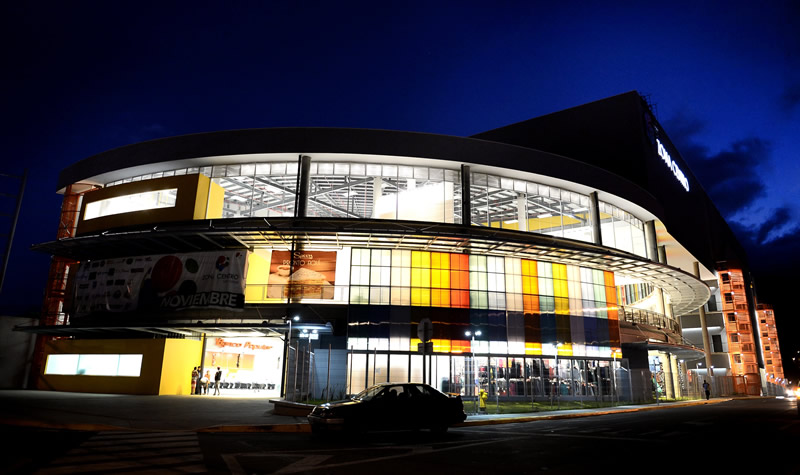 Proyecto arquitectónico comercial con soluciones Polyacril