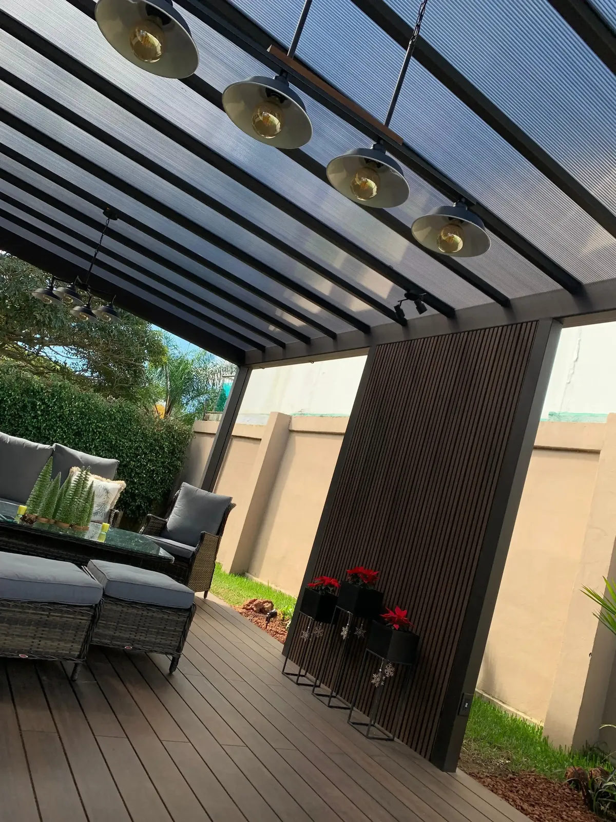 Cubierta translúcida y revestimiento acanalado en una terraza