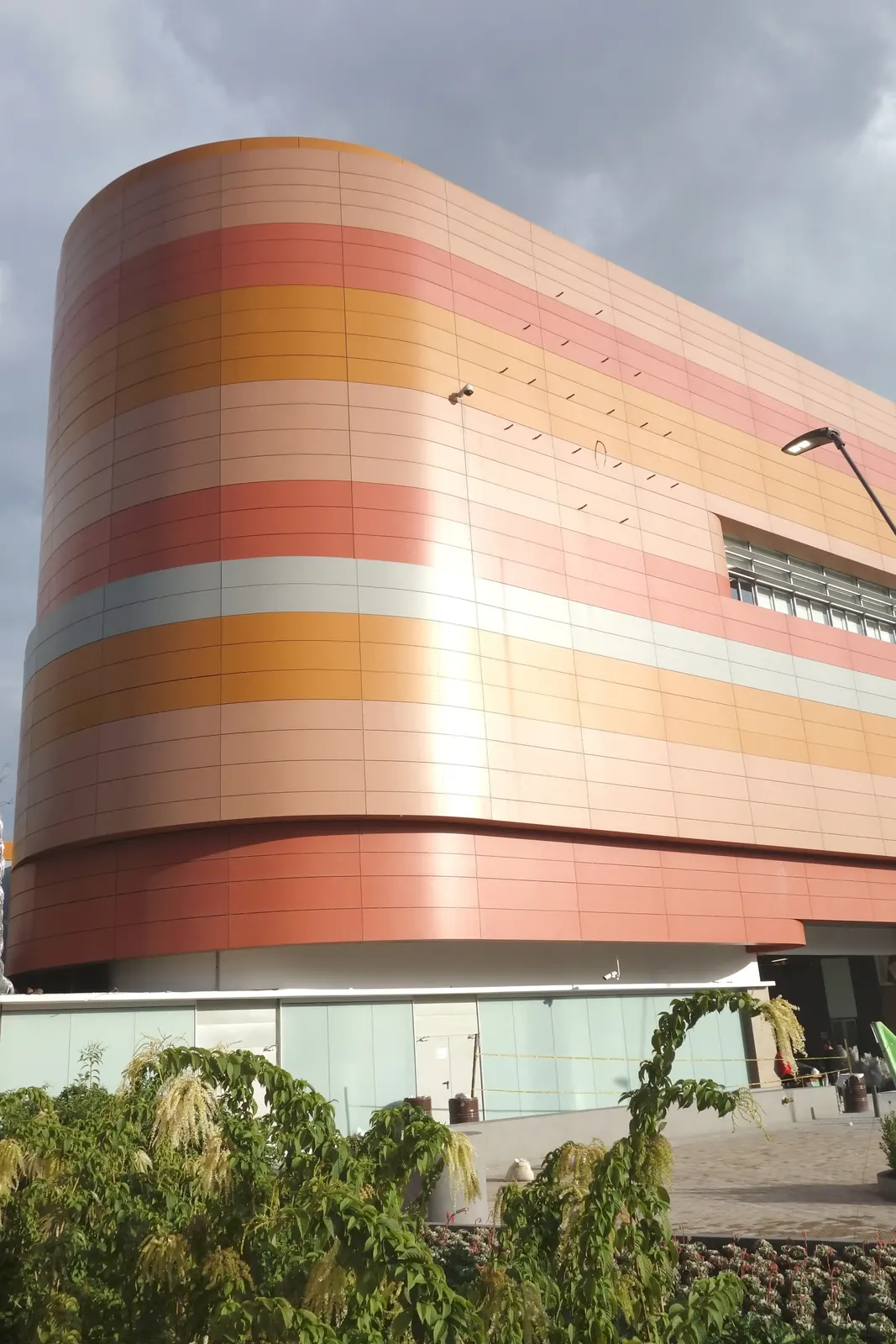 Fachada arquitectónica con paneles de diferentes tonos
