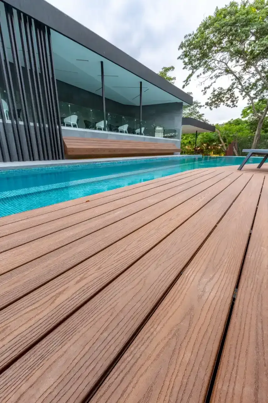 Piso exterior WPC junto a una piscina